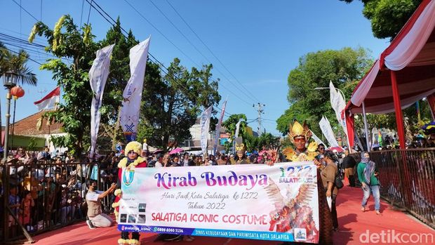 Kemeriahan kirab budaya peringatan HUT Kota Salatiga ke-1.272, Minggu (24/7/2022).