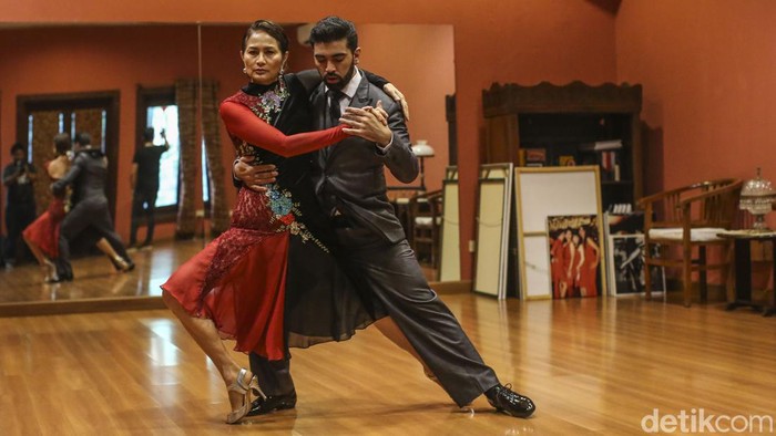 Kompetisi Tari Tango Internasional Bakal Digelar di Bali Tari Tango asal Argentina telah digandrungi dari berbagai negara salah satunya Indonesia yang kini tengah bersiap untuk menggelar ajang Indonesia Championship Preliminaries di Bali.