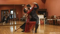 Pasangan tari Tango saat berlatih di Jakarta, Sabtu (23/7/2022). Persiapan tersebut guna menyambut gelaran Indonesia Championship Preliminaries (ICP) di Bali pada 4 hingga 7 Agustus 2022.