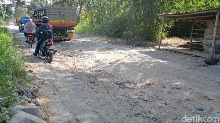 Kondisi jalur evakuasi Desa Bumiharjo, Kecamatan Kemalang, Klaten rusak parah, Minggu (24/7/2022).