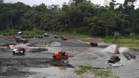 Wisata Kaliadem berada di Desa Kepuharjo, Cangkringan, Sleman atau sekitar 35 km ke arah utara dari pusat Kota Jogja. Kawasan ini dulunya merupakan permukiman warga namun setelah Merapi mengalami erupsi tahun 2010 silam,kawasan ini tidak lagi dihuni. Kini Kaliadem menjadi salah satu tempat wisata yang populer di Yogyakarta.