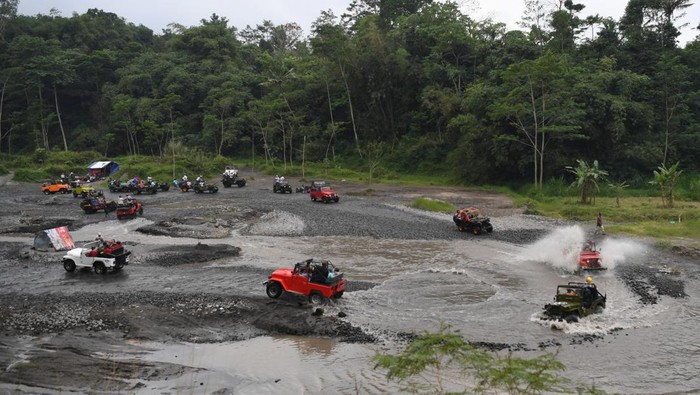 Wisatawan menumpang mobil Jip ketika mengikuti wisata 