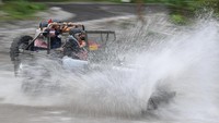 Pemandangan di Kaliadem pada pagi hari sangat epik. Banyak spot foto cantik yang bisa sedulur abadikan di sini. Ada pula paket wisata Jeep Merapi yang seru.