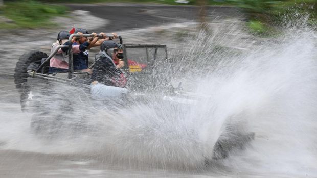 Wisatawan menumpang mobil Jip ketika mengikuti wisata 