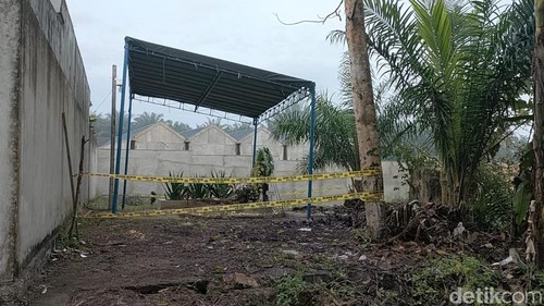 Makam Brigadir J dipasang garis polisi.