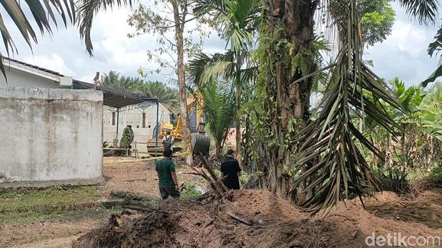 Makam Brigadir J dipasang garis polisi.