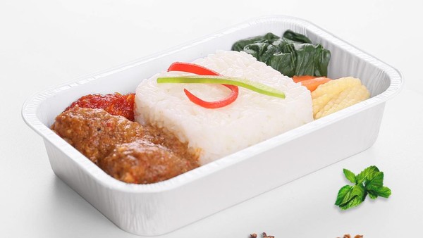 Layanan pemesanan makanan (pre-book meals) untuk penumpang Lion Air ini tersedia di penerbangan dengan durasi waktu tempuh lebih dari 2 jam. Misalnya dari Jakarta ke Makassar atau Makassar ke Sorong. (dok. Lion Air)