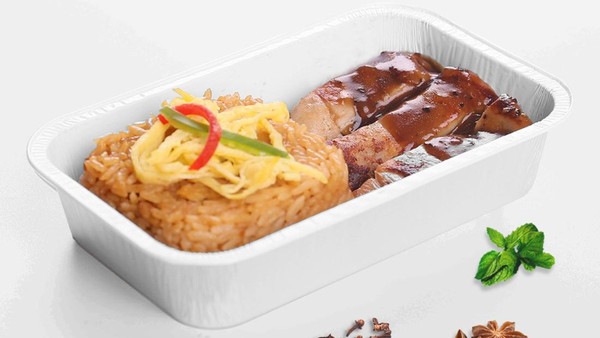 Lion Air kini menyediakan makanan bagi penumpang yang bisa dipesan sebelum terbang. Ada 4 menu yang ditawarkan. Yang pertama ada Nasi Goreng Telur Roasted Chicken. (dok. Lion Air)