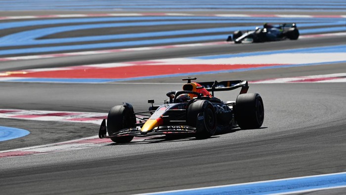 LE CASTELLET, FRANCE - JULY 24: Max Verstappen of the Netherlands driving the (1) Oracle Red Bull Racing RB18 leads Lewis Hamilton of Great Britain driving the (44) Mercedes AMG Petronas F1 Team W13 during the F1 Grand Prix of France at Circuit Paul Ricard on July 24, 2022 in Le Castellet, France. (Photo by Dan Mullan/Getty Images)