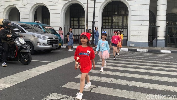Sejumlah anak-anak melakukan catwalk di zebracross (Kartika/detikSumut)