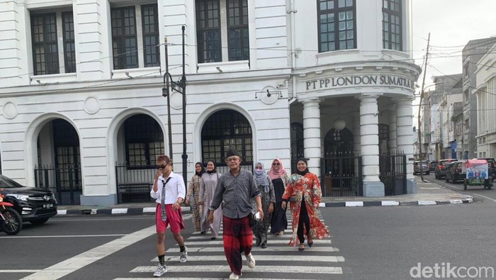 Aksi warga Medan saat ramaikan Citayam Fashion Week ala Medan (Kartika/detikSumut)