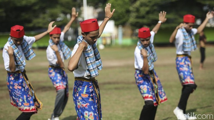 Sejumlah peserta mengikuti lomba senam kreasi jali-jali di Lapangan Blok S, Jakarta, Minggu (24/7/2022).