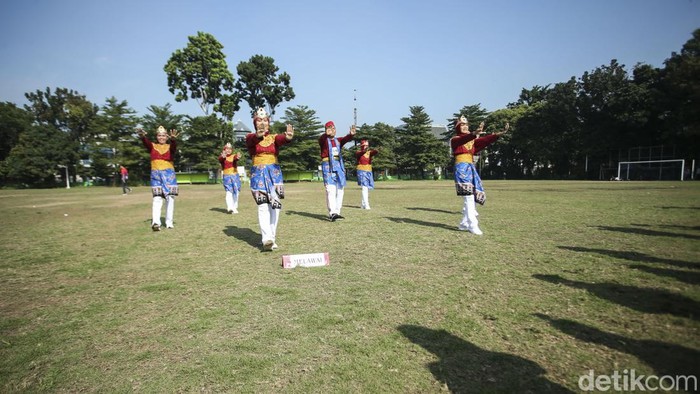 Sejumlah peserta mengikuti lomba senam kreasi jali-jali di Lapangan Blok S, Jakarta, Minggu (24/7/2022).