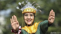 Peserta menampilkan senam kreasi jali-jali lengkap dengan pakaian adat.