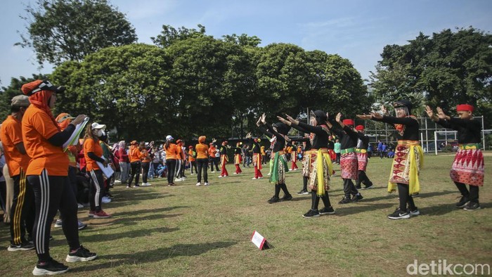 Sejumlah peserta mengikuti lomba senam kreasi jali-jali di Lapangan Blok S, Jakarta, Minggu (24/7/2022).