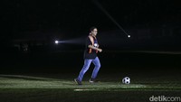 Dalam peresmian JIS, Anies sempat berlari dan menggiring bola.
