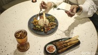 Tempat yang cukup luas bisa dijadikan tempat untuk santap makan usai lelah berjalan-jalan di kawasan PIK.