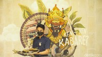 Seorang pelayan membawakan makanan khas Bali yang telah dipesan pelanggan.