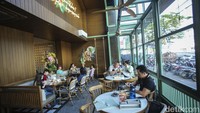 Sejumlah pengunjung menikmati makanan khas Bali di Umaqita, PIK 2, Jakarta.