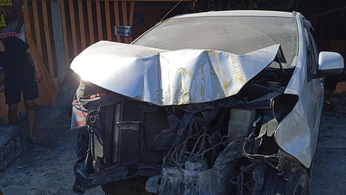 Mobil yang oleng yang menabrak motor hingga warung di Jalan Parangtritis KM.18, Kapanewon Bambanglipuro, Bantul, Minggu (24/7/2022).