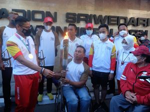 Momen Sandiaga Uno-Gibran Ramaikan Pawai Obor ASEAN Para Games