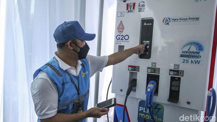 PLN kembali resmikan Stasiun Pengisian Kendaraan Listrik Umum (SPKLU) Partnership Investor Owned Investor Operate (IO2) yang berlokasi di KFC – Taco Bell Artha Gading.