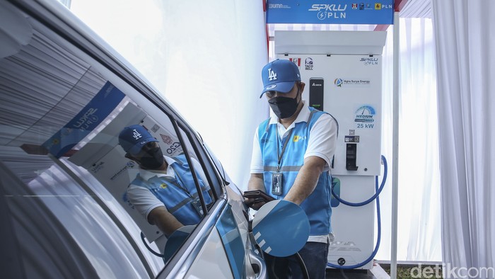 PLN kembali resmikan Stasiun Pengisian Kendaraan Listrik Umum (SPKLU) Partnership Investor Owned Investor Operate (IO2) yang berlokasi di KFC – Taco Bell Artha Gading.