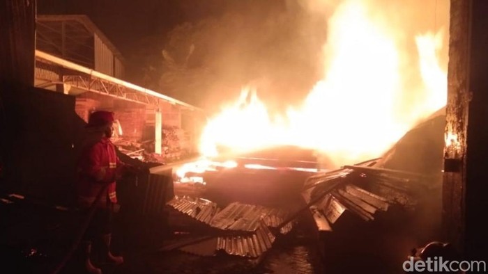pabrik triplek di pasuruan terbakar
