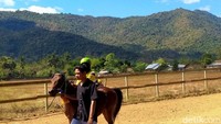 Peralatan yang mereka gunakan pun sama seperti saat penyelenggaraan event kejuaraan yakni joki dilengkapi dengan peralatan cambuk, helm pengaman, serta ada dukun (sando jara dalam Bahasa Bima-Dompu).