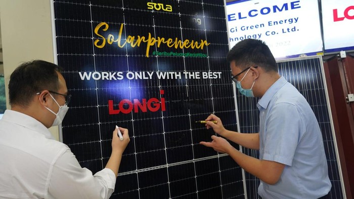 Panel Surya Upaya Tingkatkan Energi Terbarukan Indonesia mempunyai peranan yang sangat besar dalam transisi energi dari energi fosil ke energi bersih. Pemanfaatan Pembangkit Listrik Tenaga Surya (PLTS) Atap menjadi salah satu strategi pemerintah untuk menggenjot pengembangan energi terbarukan di tanah air dalam mengejar target bauran EBT 23% pada 2025.
