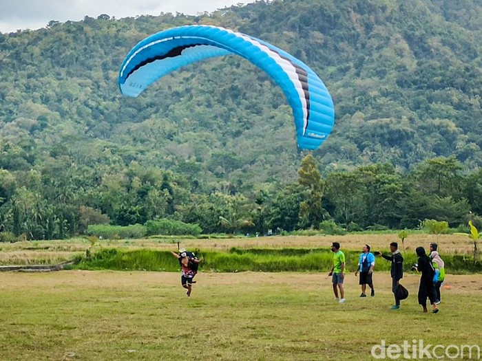 Para atlet paralayang di Kulon Progo berkostum wayang, Minggu (24/7/2022).