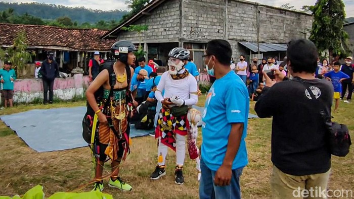 Para atlet paralayang di Kulon Progo berkostum wayang, Minggu (24/7/2022).