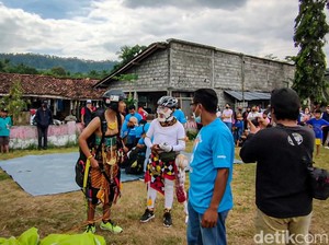 Aksi Penerjun Paralayang Berkostum Wayang