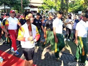 Sandiaga-Gibran Lari 4 Km Bawa Obor Asean Para Games Di Solo