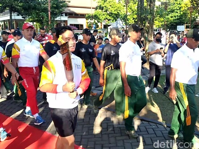 Pawai obor ASEAN Para Games, Solo, Minggu (24/7/2022).