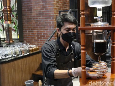 Pembuatan kopi cold brew di Jenderal Kopi.