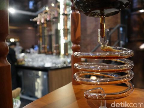Pembuatan kopi cold brew di Jenderal Kopi.