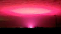 Kemunculan cahaya pink misterius itu menghebohkan warga Australia. Ada yang mengira cahaya itu berasal dari invasi alien, ada pula yang menyangka cahaya itu menjadi pertanda datangnya kiamat. (Instagram @desert_2_sea/REUTERS)