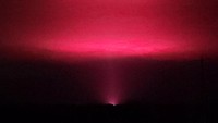 Namun, setelah ditelusuri, rupanya cahaya pink misterius itu berasal dari sebuah perkebunan ganja di luar Kota Mildura. (Instagram @desert_2_sea/REUTERS)