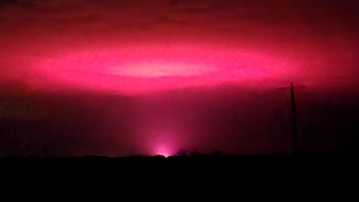 Penampakan Cahaya Pink Misterius Hebohkan Warga Australia Pink glow lights up the sky above the Australian town of Mildura, Victoria, Australia in this picture obtained from social media and taken July 19, 2022. Instagram @desert_2_sea/via REUTERS THIS IMAGE HAS BEEN SUPPLIED BY A THIRD PARTY. MANDATORY CREDIT. NO RESALES. NO ARCHIVES.
