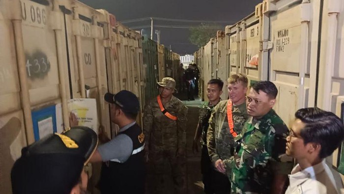 Penemuan 1 tricon container US Army berisi senjata yang tidak tercantum pada daftar izin impor sementara yang diajukan vendor PT JT Square di Pelabuhan Panjang oleh Bea dan Cukai.