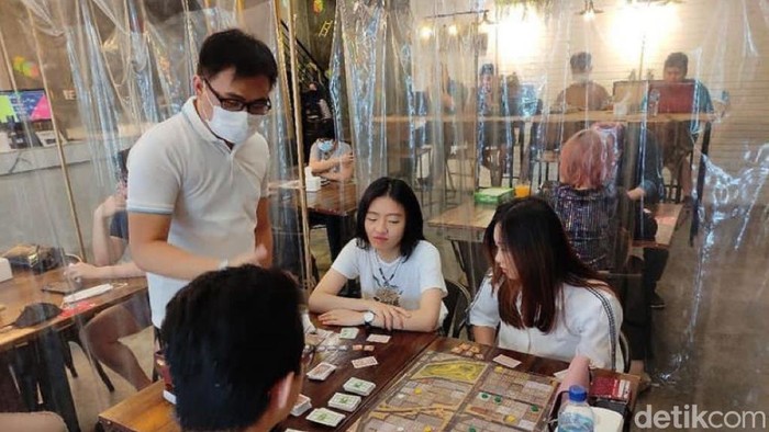 Pengunjung saat bermain game di kafe TableTop Board Games (Kartika/detikSumut)