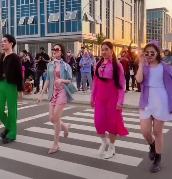 Remaja Makassar pun bergabung dalam tren fashion week di Makassar, Sulawesi Selatan. Kegiatan ini juga mendapatkan respon yang positif dari Wali Kota Makassar, Moh Ramdhan Pomanto. Namun, Danny meminta agar kegiatan Makassar Fashion Week digelar di tempat yang tidak menganggu aktivitas masyarakat. (Foto: Istimewa) Remaja Makassar pun bergabung dalam tren fashion week di Makassar, Sulawesi Selatan. Kegiatan ini juga mendapatkan respon yang positif dari Wali Kota Makassar, Moh Ramdhan Pomanto. Namun, Danny meminta agar kegiatan Makassar Fashion Week digelar di tempat yang tidak menganggu aktivitas masyarakat. (Foto: Istimewa)