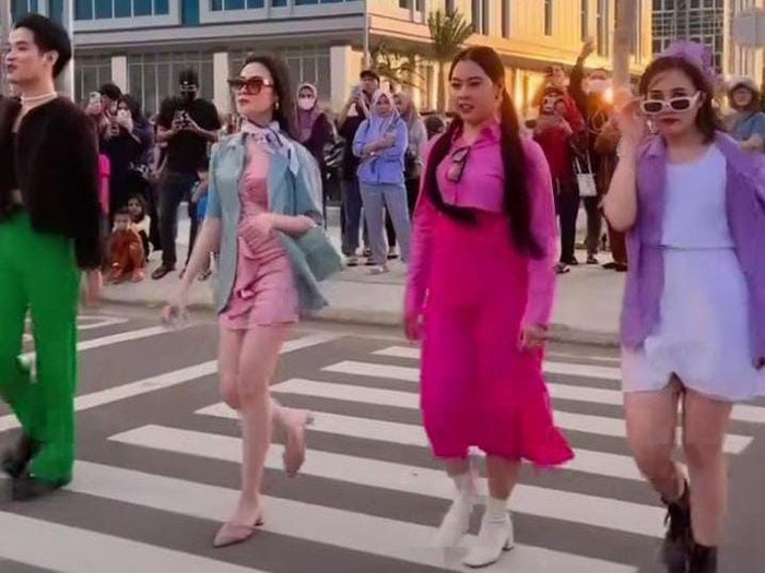 Peragaan busana ala Citayam Fashion Week di CPI Makassar
