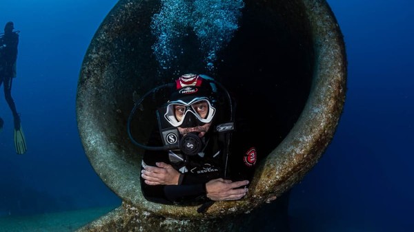 Holzer mengatakan pesawat berada di kedalaman 15 hingga 28 meter, dengan ekor pesawat berada di ujung terdalam. Kokpit adalah bagian paling dangkal dari bangkai kapal dan berjarak dari pantai sekitar 13 meter, katanya. Holzer mengatakan pesawat berada di kedalaman 15 hingga 28 meter, dengan ekor pesawat berada di ujung terdalam. Kokpit adalah bagian paling dangkal dari bangkai kapal dan berjarak dari pantai sekitar 13 meter, katanya.