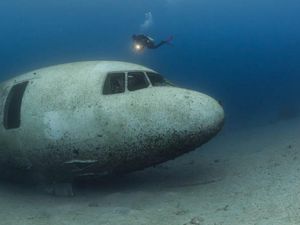 Penampakan Pesawat yang Menakutkan di Kedalaman Laut Merah