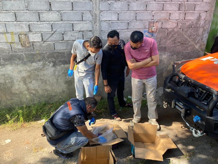 Petugas memeriksa temuan potongan tangan manusia di Ungaran, Semarang, Minggu (24/7/2022).