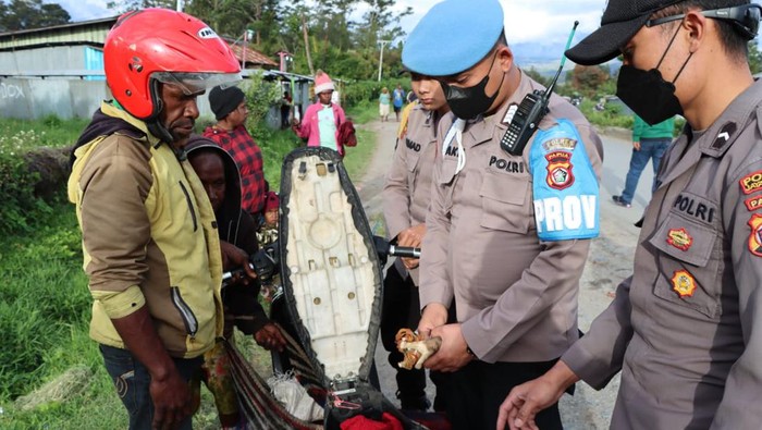 Polisi memeriksa kendaraan warga saat razia di Wamena, Papua.