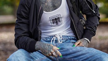 Dia sudah mendapatkan 1,2 juta pengikut. Foto: Instagram/@the_black_alien_project