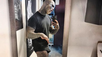 Tak hanya itu, Loffredo bahkan rela untuk memotong jarinya demi mendukung tujuannya menjadi sosok alien. Foto: Instagram/@the_black_alien_project